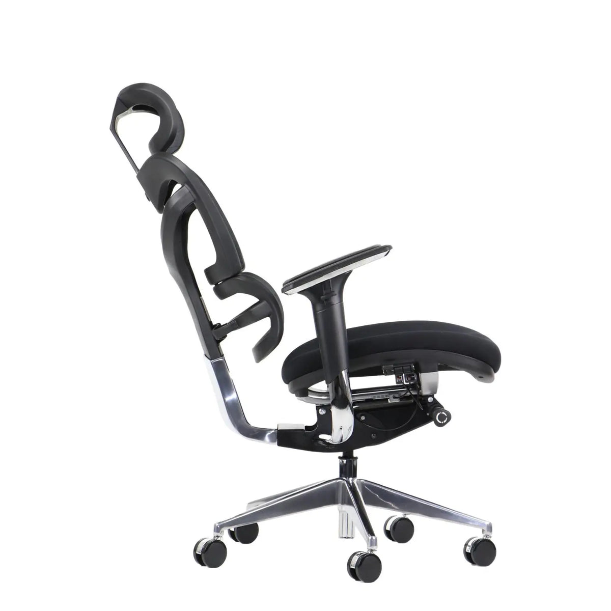 Proizvod je ergonomska uredska stolica, točnije model Ergonew S7. Slika prikazuje stolicu s bočne strane, ističući njezin elegantan dizajn s crnim sjedalom i naslonom za leđa, podesivim naslonima za ruke i sjajnim kromiranim postoljem s rotirajućim kotačićima za mobilnost. Čini se da stolica daje prednost udobnosti i potpori, prikladna za duge sate korištenja.
