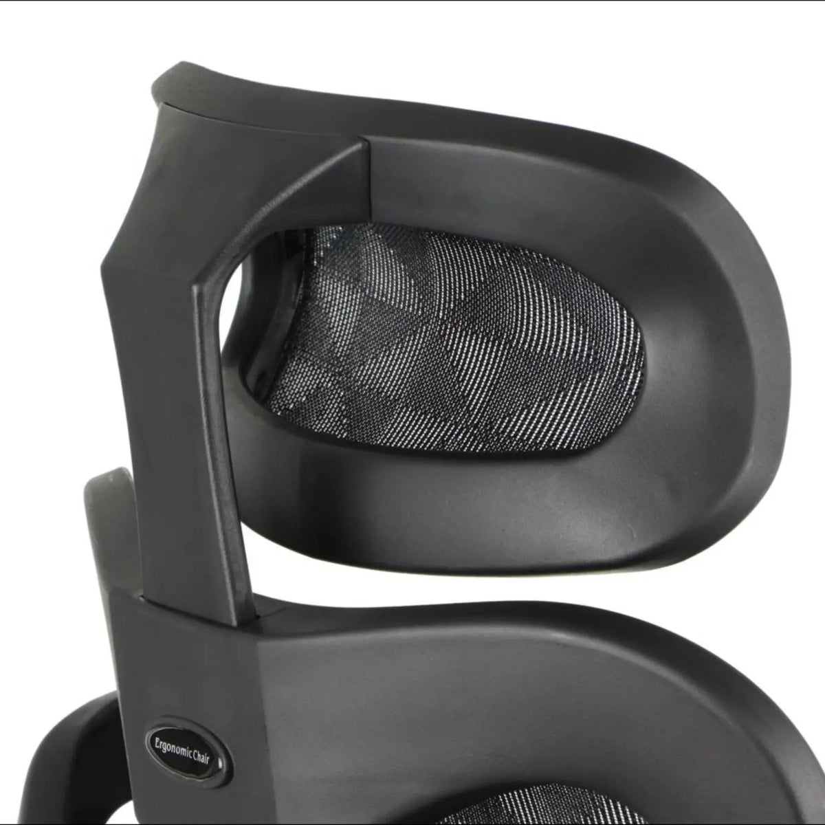 Proizvod je ergonomska uredska stolica, točnije model Ergonew S7. Slika prikazuje krupan plan naslona za leđa stolice, koji ima mrežasti dizajn za prozračnost, zajedno s elegantnim crnim okvirom koji naglašava njezinu ergonomsku strukturu.