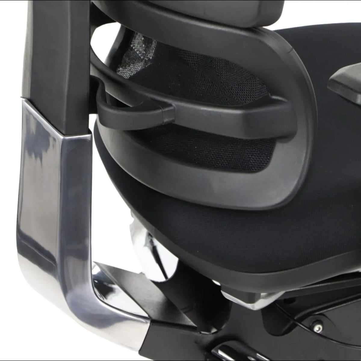 Slika prikazuje ergonomsku uredsku stolicu, točnije model Ergonew S7. Odlikuje se elegantnim dizajnom s mrežastim naslonom za leđa za prozračnost i podstavljenim sjedalom za udobnost. Stolica također ima metalnu bazu koja pridonosi izdržljivosti i modernoj estetici.