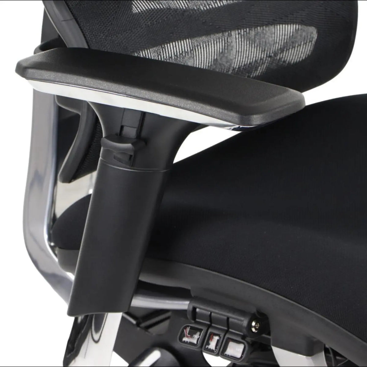 Slika prikazuje ergonomsku uredsku stolicu, točnije model Ergonew S7. Sadrži podesivi naslon za ruke i elegantan dizajn s kombinacijom mrežastog materijala i tkanine, ističući fokus na udobnost i potporu za dugotrajnu uporabu. Stolica također uključuje kontrolne gumbe za podešavanja, poboljšavajući njezinu ergonomsku funkcionalnost.