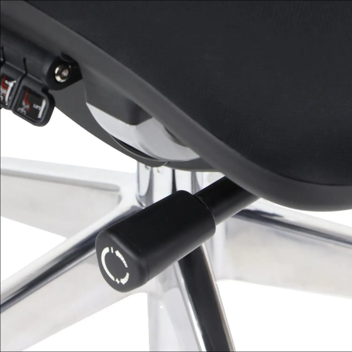 Slika prikazuje ergonomsku uredsku stolicu brenda Ergonew, model S7. Prikazuje krupni plan mehanizma za podešavanje stolice, uključujući polugu za podešavanje visine i elegantnu kromiranu bazu, naglašavajući njezin moderan dizajn i funkcionalnost.