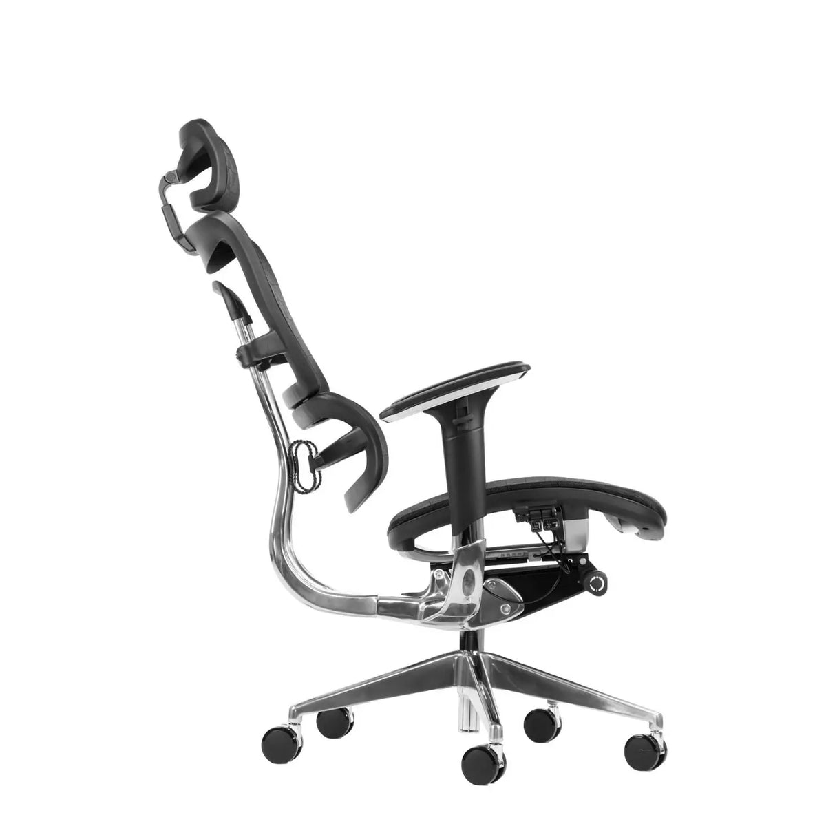 Proizvod je ergonomska uredska stolica, točnije model Ergonew S8. Slika prikazuje stolicu s bočne strane, ističući njezin elegantan dizajn s visokim naslonom za leđa, podesivim naslonima za ruke i kromiranim postoljem s kotačićima za mobilnost. Stolica se čini dizajniranom za udobnost i potporu tijekom dugih sati sjedenja.