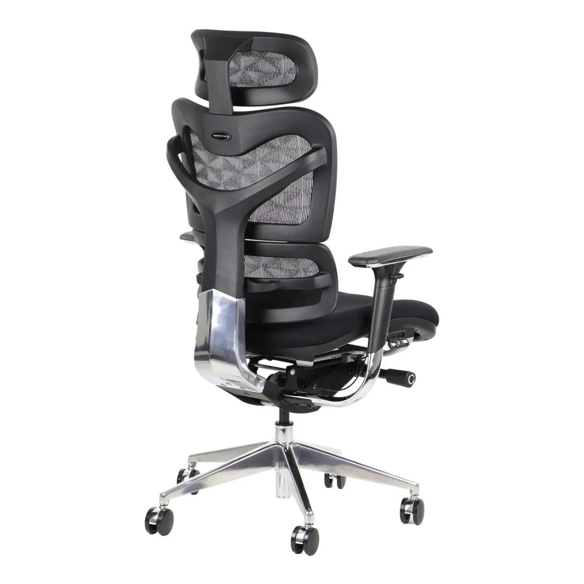 Proizvod je ergonomska uredska stolica, točnije model Ergonew S8. Slika prikazuje elegantan dizajn s visokim naslonom za leđa, prozračnom mrežastom tkaninom i podesivim naslonima za ruke. Stolica ima sjajno kromirano postolje i kotačiće za mobilnost, naglašavajući udobnost i potporu za duge sate sjedenja.
