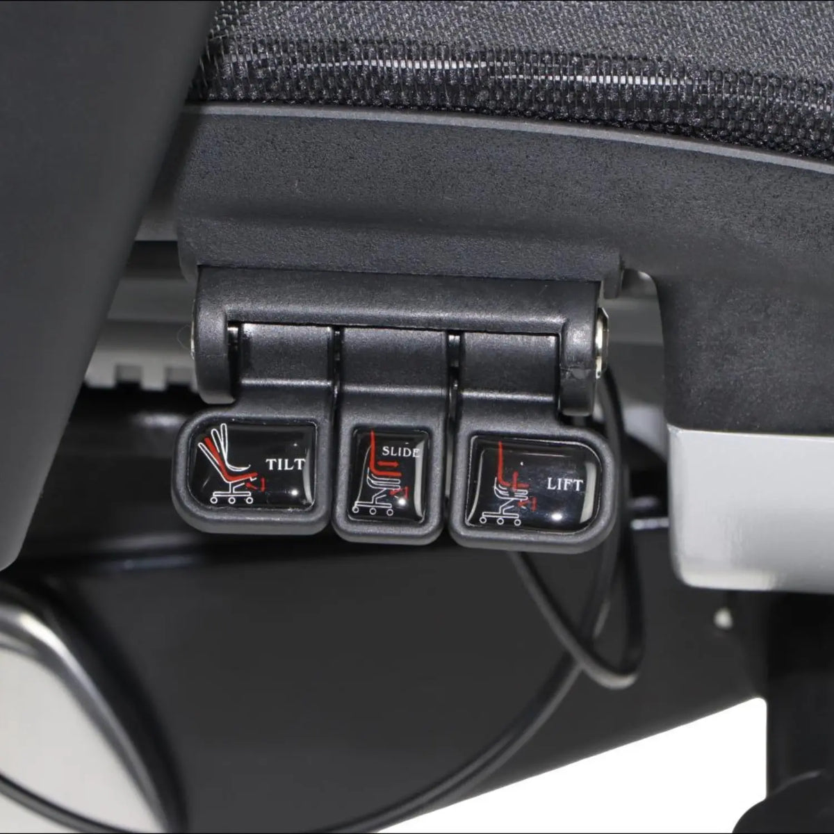 Proizvod je ergonomska uredska stolica, točnije model Ergonew S8. Slika prikazuje tri upravljačke poluge smještene ispod sjedala, označene za podešavanje nagiba, klizanja i visine, omogućujući korisnicima prilagodbu položaja sjedenja za udobnost i potporu.