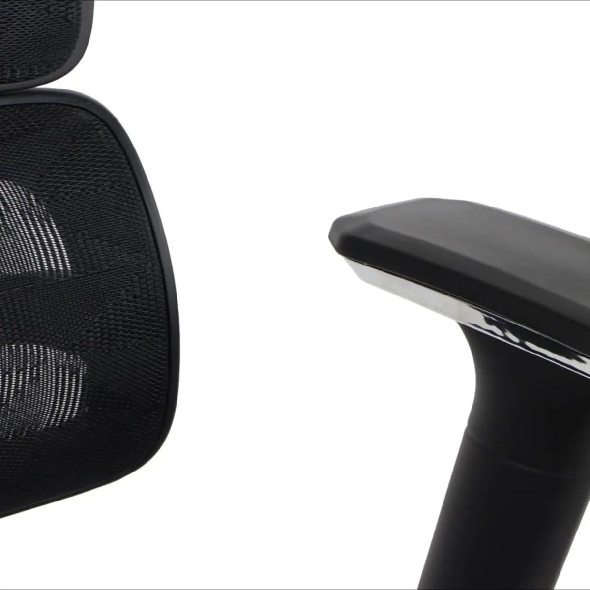 Proizvod je ergonomska uredska stolica, točnije model Ergonew S8. Slika prikazuje krupan plan naslona za leđa i naslona za ruke stolice, ističući mrežasti materijal naslona i elegantan dizajn naslona za ruke, koji sadrži kombinaciju crne plastike i kromiranih detalja.