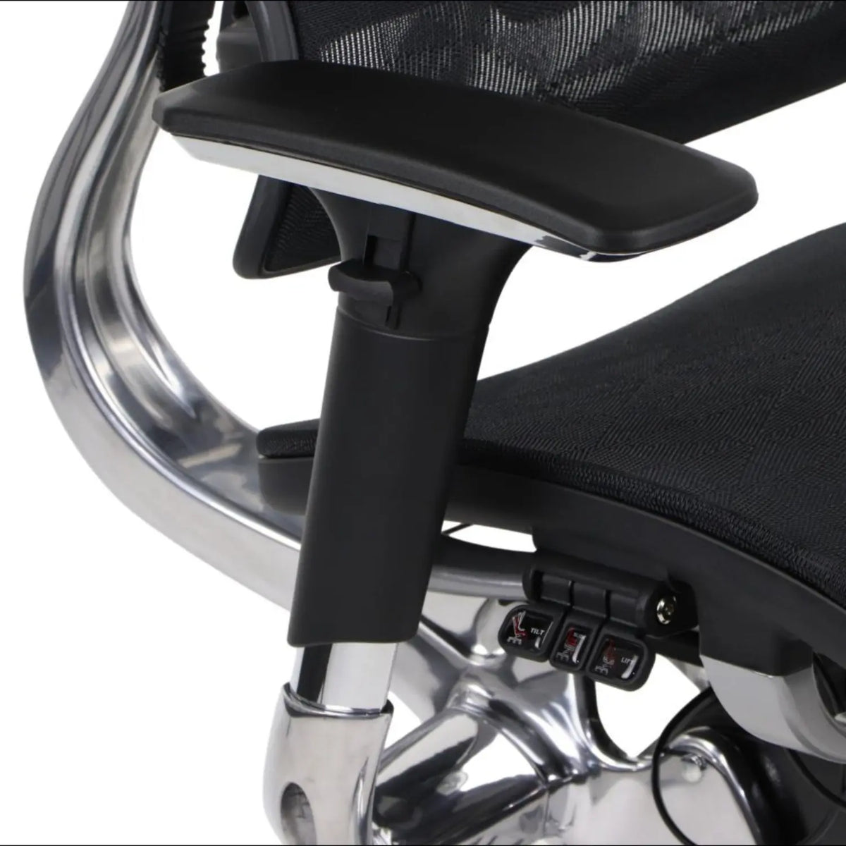 Slika prikazuje ergonomsku uredsku stolicu brenda Ergonew, točnije model S8. Prikazuje krupni plan naslona za ruke, koji ima elegantan dizajn s crnom završnom obradom i podesivim značajkama. Osim toga, stolica uključuje kontrole za podešavanje njezinih postavki, naglašavajući njezin ergonomski dizajn usmjeren na pružanje udobnosti i potpore.