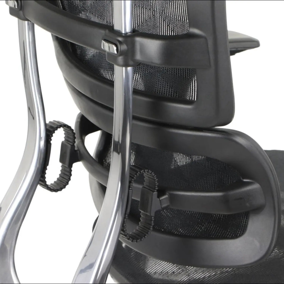 Proizvod je ergonomska uredska stolica, točnije model Ergonew S8. Slika prikazuje naslon za leđa stolice, ističući njegov mrežasti dizajn i podesive značajke, uključujući gumbe za prilagodbu i potporu. Čini se da je okvir stolice izrađen od kombinacije plastike i metala, pružajući izdržljivost i udobnost.