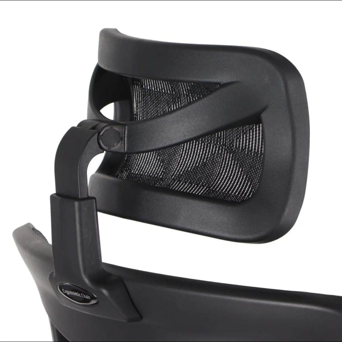 Slika prikazuje ergonomsku uredsku stolicu, točnije model Ergonew S8. Odlikuje se elegantnim crnim dizajnom s mrežastim naslonom za leđa koji potiče prozračnost i udobnost. Stolica uključuje podesivi naslon za glavu i potporni okvir, naglašavajući ergonomske značajke za poboljšano držanje korisnika.
