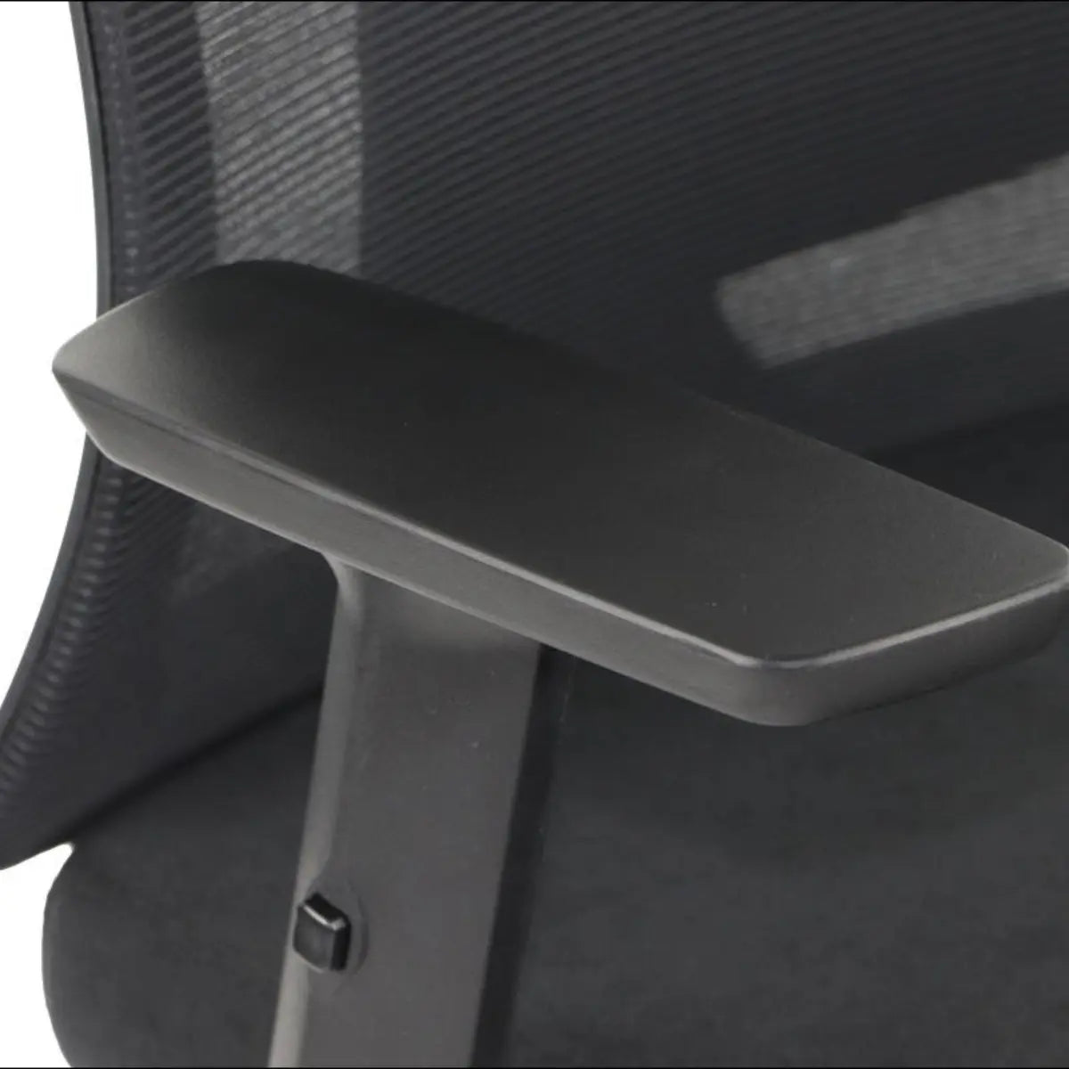 Slika prikazuje ergonomsku uredsku stolicu brenda Hager. Prikazuje krupni plan naslona za ruke, koji je elegantan i crn, pričvršćen na čvrsti okvir. Dizajn naglašava udobnost i potporu, tipičnu za ergonomske stolice.