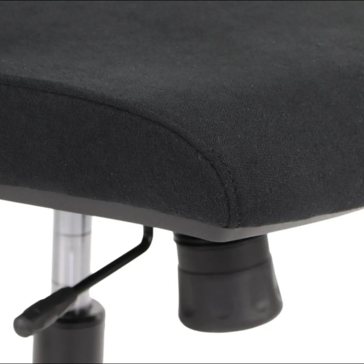 Proizvod je ergonomska uredska stolica, točnije model Hager. Slika prikazuje krupni plan sjedala stolice, koje ima crnu presvlaku od tkanine i polugu za podešavanje visine ispod sjedala. Cjelokupni dizajn sugerira udobnost i potporu za dugotrajno sjedenje.