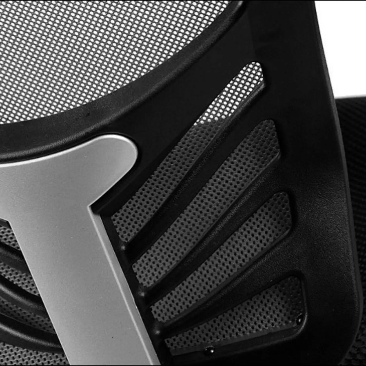 Slika prikazuje ergonomsku uredsku stolicu, model HG-0001. Sadrži mrežasti naslon za leđa s elegantnim dizajnom, prikazujući kombinaciju crnih i srebrnih materijala koji naglašavaju njezin moderan izgled. Stolica je dizajnirana tako da joj je prioritet udobnost i potpora, prikladna za duge sate korištenja.
