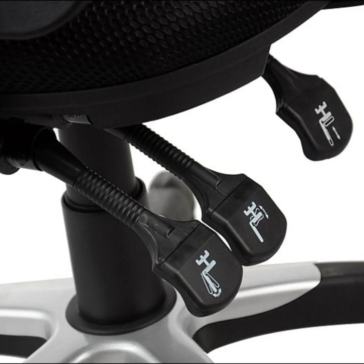 Proizvod je ergonomska uredska stolica, model HG-0001H. Slika prikazuje poluge za podešavanje stolice, koje su dizajnirane za prilagodbu visine i nagiba za optimalnu udobnost i potporu. Stolica se odlikuje elegantnim dizajnom s kombinacijom crnih i srebrnih elemenata.