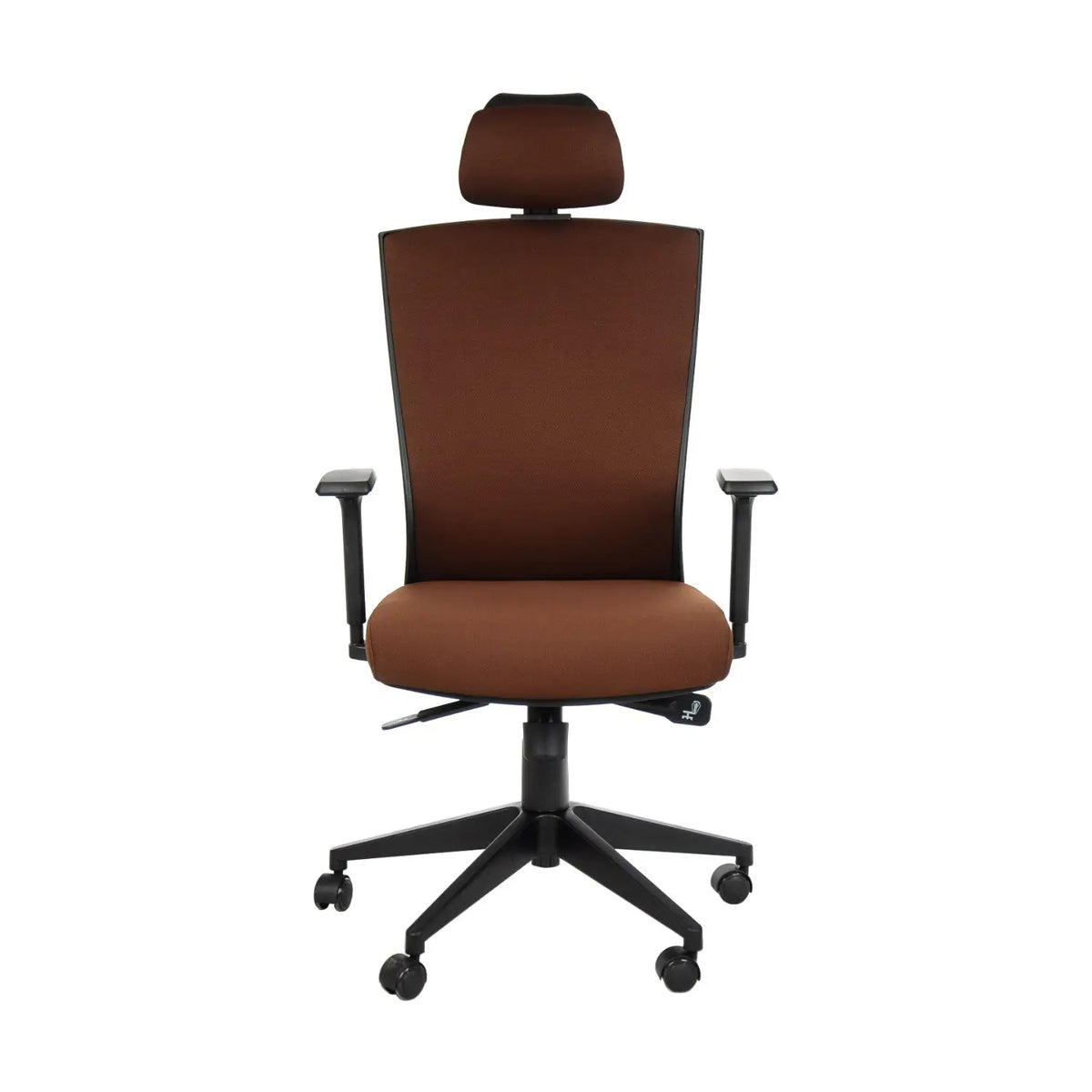Proizvod je ergonomska uredska stolica, model HG-0004F. Stolica ima visoki naslon za leđa s presvlakom od smeđe tkanine, podesive naslone za ruke i naslon za glavu koji pruža potporu. Montirana je na bazu s pet krakova s kotačićima za mobilnost.