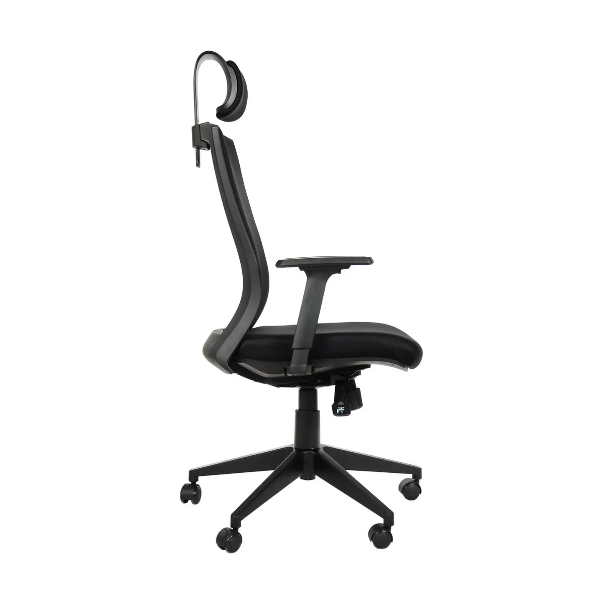 Proizvod je ergonomska uredska stolica, model HG-0004F. Slika prikazuje stolicu sa strane, s elegantnim crnim dizajnom s visokim naslonom, podesivim naslonima za ruke i naslonom za glavu. Stolica je montirana na bazu u pet točaka s kotačićima za mobilnost.