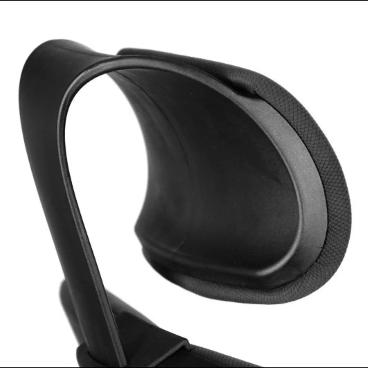 Proizvod je ergonomska uredska stolica, model HG-0004F. Slika prikazuje krupni plan naslona za ruke stolice, koji ima elegantan, zakrivljen dizajn s teksturiranom površinom za bolje prianjanje i udobnost. Cjelokupna estetika je moderna i minimalistička, naglašavajući funkcionalnost i potporu.