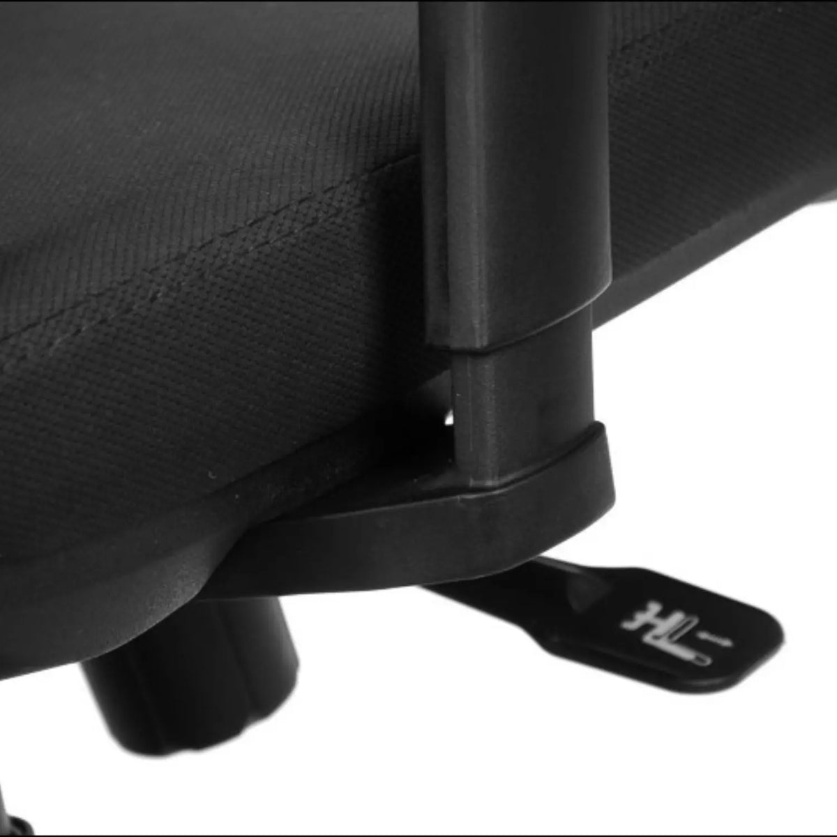 Proizvod je ergonomska uredska stolica, točnije model HG-0004F. Slika prikazuje krupni plan sjedala i baze stolice, ističući teksturiranu tkaninu sjedala i polugu za podešavanje visine ili nagiba stolice. Cjelokupni dizajn čini se funkcionalnim i pruža potporu za duge sate uporabe.
