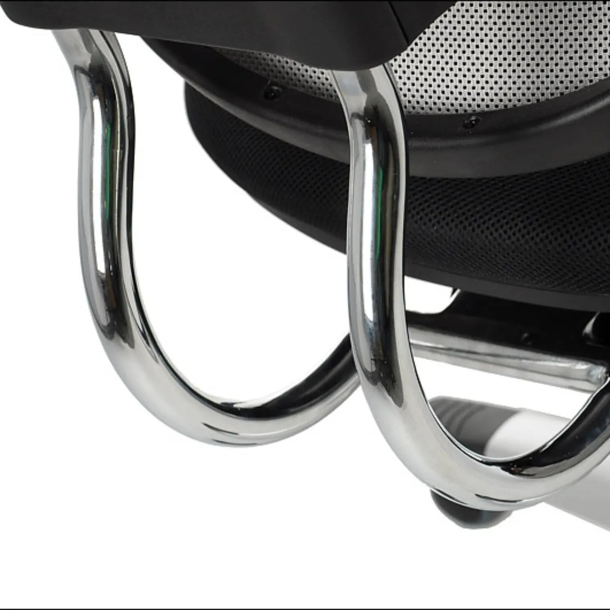 Proizvod je ergonomska uredska stolica, točnije model HN-5018. Slika prikazuje krupan plan kromiranog postolja stolice i njezine mrežaste poleđine, ističući elegantan dizajn i čvrstu konstrukciju.