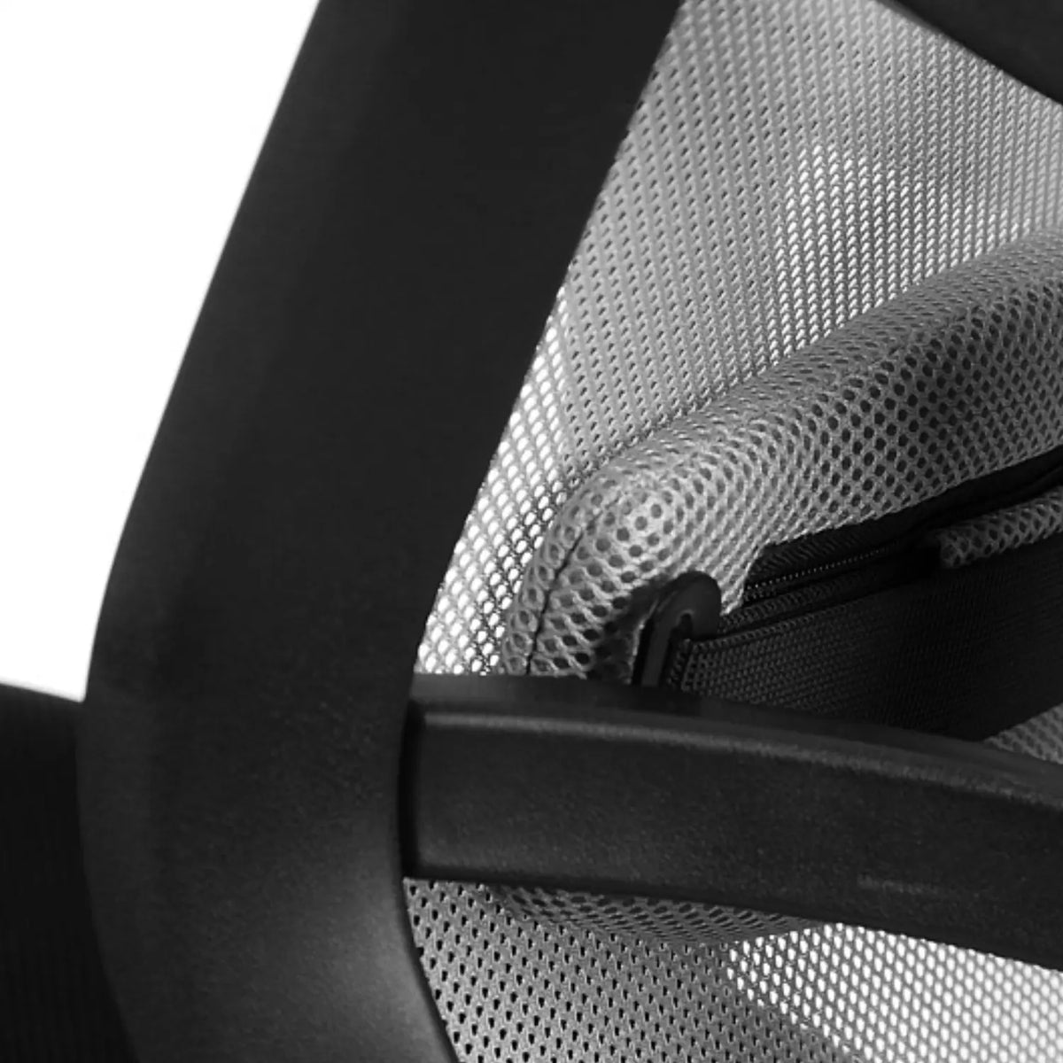 Slika prikazuje ergonomsku uredsku stolicu, točnije model HN-5018. Prikazuje krupan plan naslona za leđa stolice, ističući prozračnu mrežastu tkaninu i potporni jastuk, dizajniran za udobnost i pravilno držanje tijekom dugotrajne uporabe.