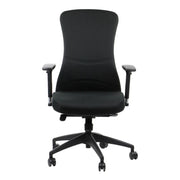 Proizvod je ergonomska uredska stolica, točnije model Kenton. Stolica ima visoki naslon za leđa i podstavljeno sjedalo, oboje dizajnirano za udobnost i potporu. Ima podesive naslone za ruke i bazu s pet zvjezdica s kotačićima za mobilnost, sve predstavljeno u elegantnom crnom dizajnu.