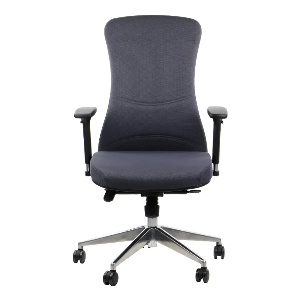 Proizvod je ergonomska uredska stolica, točnije model Kenton. Stolica ima elegantan dizajn s visokim naslonom i podesivim naslonima za ruke, presvučena tamnom tkaninom. Postavljena je na bazu s pet točaka s kotačićima za lako kretanje.