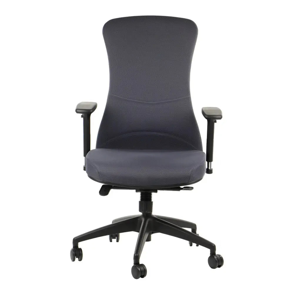 Slika prikazuje ergonomsku uredsku stolicu, točnije model Kenton. Ima elegantan dizajn s visokim naslonom za leđa i podesivim naslonima za ruke, tapeciran u tamnu tkaninu. Stolica je montirana na bazu s kotačićima, što je čini prikladnom za uredsku uporabu.