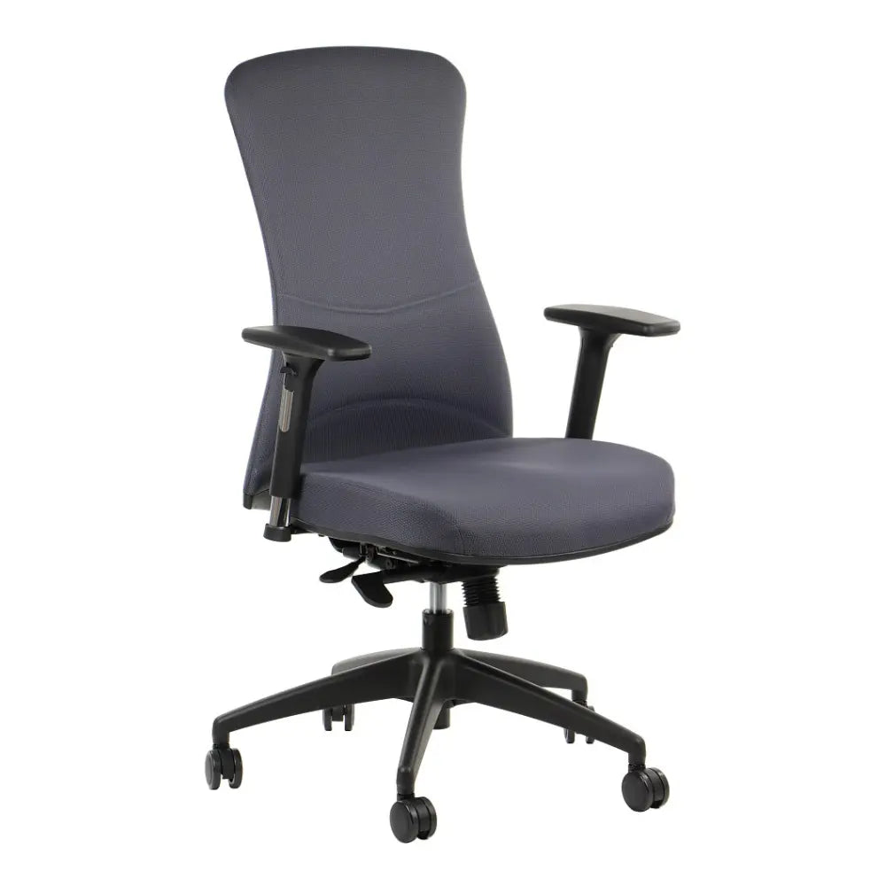 Proizvod je ergonomska uredska stolica, točnije model Kenton. Stolica ima visoki naslon za leđa za potporu, podesive naslone za ruke i jastučasto sjedalo, sve dizajnirano za udobnost tijekom dugih sati korištenja. Predstavljena je u elegantnoj sivoj tkanini s modernim dizajnom.