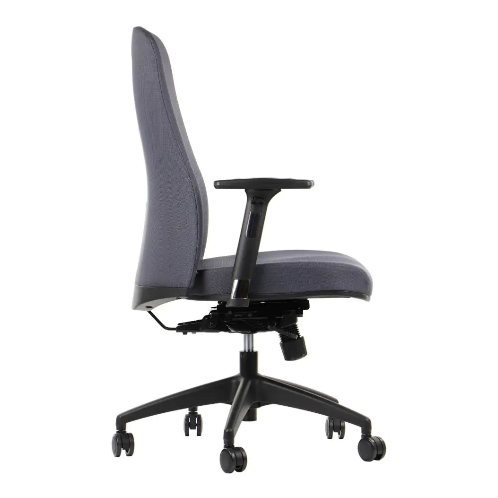 Slika prikazuje ergonomsku uredsku stolicu, točnije model Kenton. Odlikuje se elegantnim dizajnom s visokim naslonom za leđa, podesivim naslonima za ruke i udobnim sjedalom, a sve je poduprto bazom s pet krakova s kotačićima za mobilnost. Stolica je tapecirana u sivu tkaninu, naglašavajući i stil i funkcionalnost.