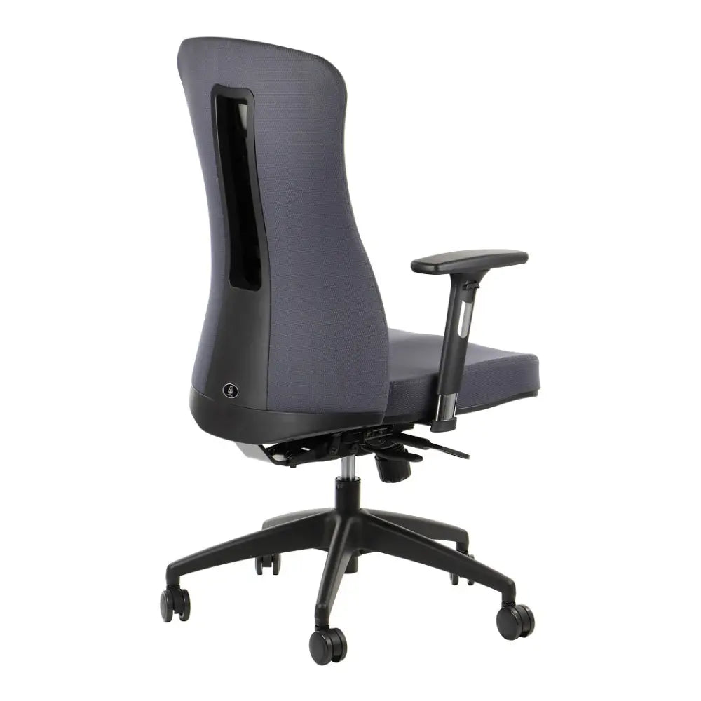 Proizvod je ergonomska uredska stolica, točnije model Kenton. Slika prikazuje stolicu s visokim naslonom za leđa s mrežastim dizajnom za prozračnost, podesivim naslonima za ruke i bazom u pet točaka s kotačićima za mobilnost. Cjelokupni dizajn naglašava udobnost i potporu za dugotrajno sjedenje.
