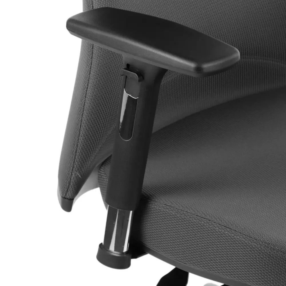 Proizvod je ergonomska uredska stolica, točnije model Kenton. Slika prikazuje krupni plan naslona za ruku stolice, koji ima podstavljenu površinu za udobnost i podesivi mehanizam, što omogućuje prilagodbu visine ili položaja. Čini se da su presvlake stolice od teksturirane sive tkanine, što pridonosi njezinom modernom dizajnu.