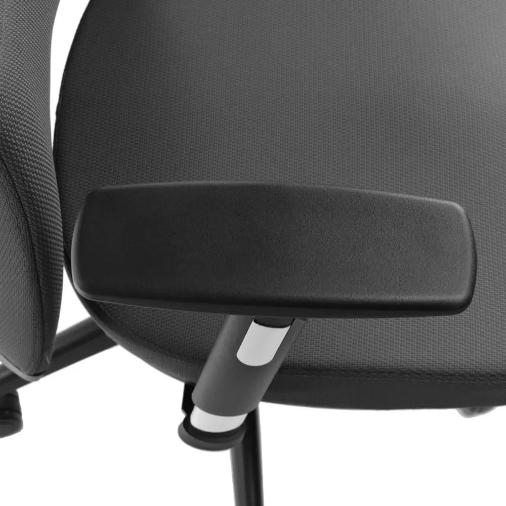 Slika prikazuje ergonomsku uredsku stolicu, točnije model Kenton. Odlikuje se elegantnim dizajnom s podstavljenim naslonom za ruke i teksturiranim sjedalom, naglašavajući udobnost i potporu za dugotrajnu uporabu. Okvir stolice čini se čvrstim, prikladnim za profesionalni radni prostor.