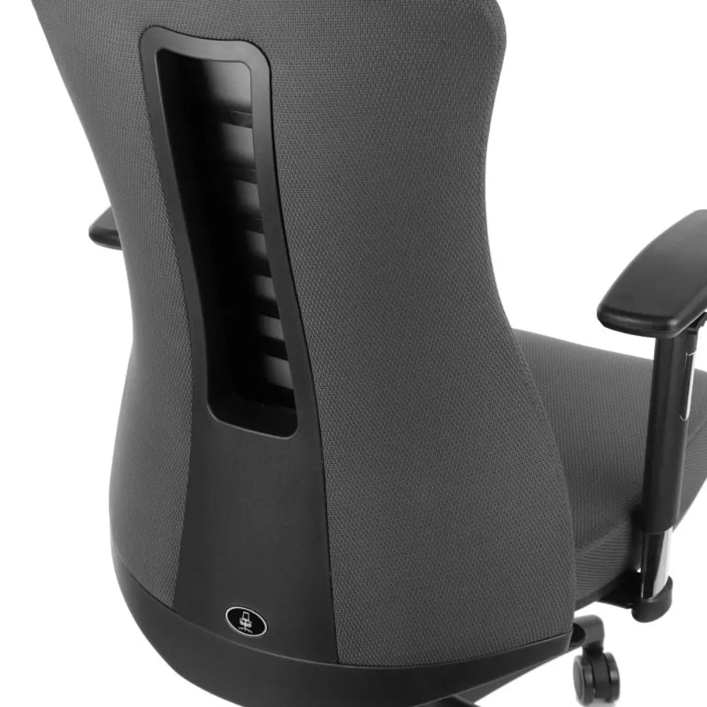 Slika prikazuje ergonomsku uredsku stolicu brenda Kenton. Prikazuje elegantan dizajn s prozračnim mrežastim naslonom za leđa koji uključuje ventilacijski otvor za poboljšani protok zraka. Stolica je opremljena podesivim naslonima za ruke i čvrstom bazom s kotačićima za mobilnost.