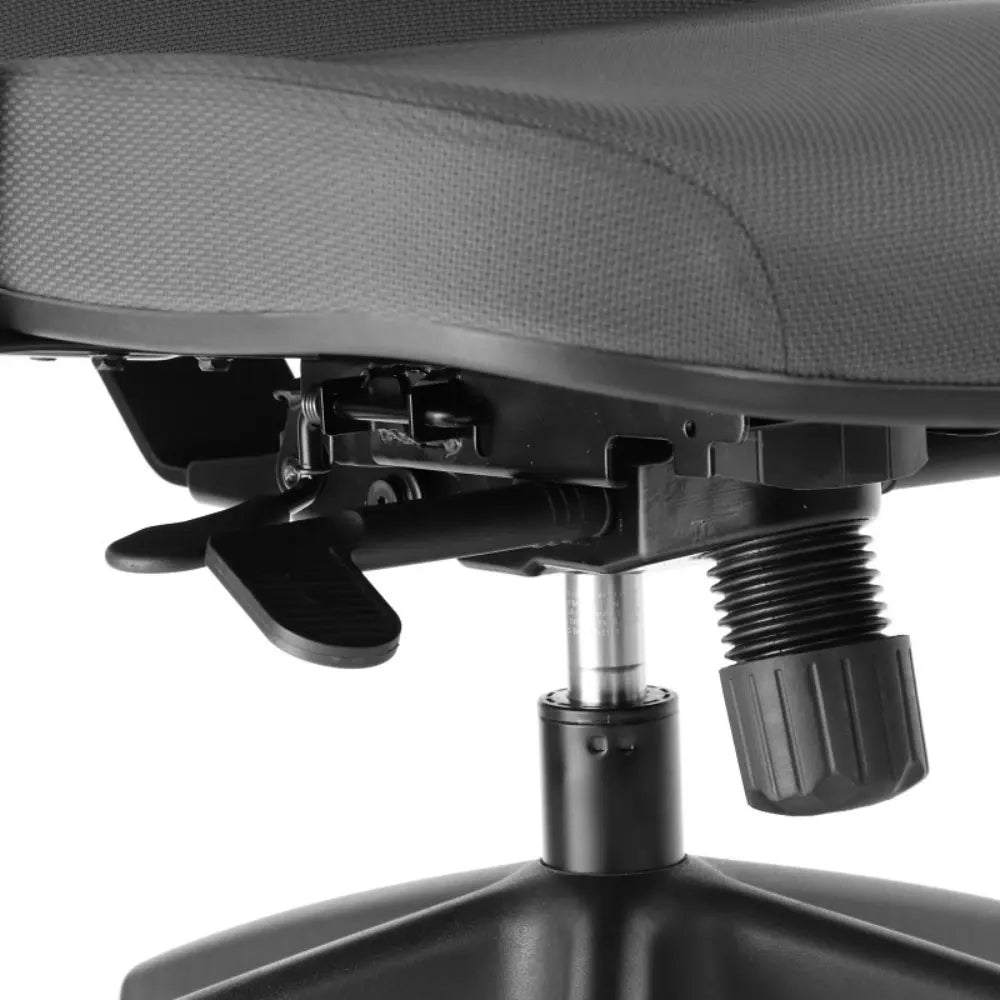 Slika prikazuje ergonomsku uredsku stolicu, točnije model Kenton. Prikazuje podesive mehanizme stolice, uključujući poluge za podešavanje visine i otpora nagiba, zajedno s čvrstom bazom. Tkanina i dizajn sugeriraju udobnost i potporu za dugotrajno sjedenje.