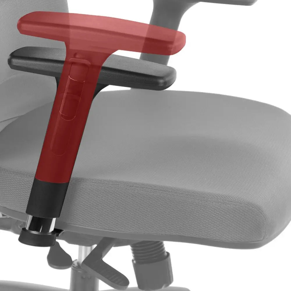 Proizvod je ergonomska uredska stolica, točnije model Kenton. Slika prikazuje krupni plan podesivog naslona za ruku stolice, koji ima crvenu ručku za podešavanje visine, naglašavajući njezin ergonomski dizajn za udobnost korisnika. Sjedalo je presvučeno svjetlosivom tkaninom.