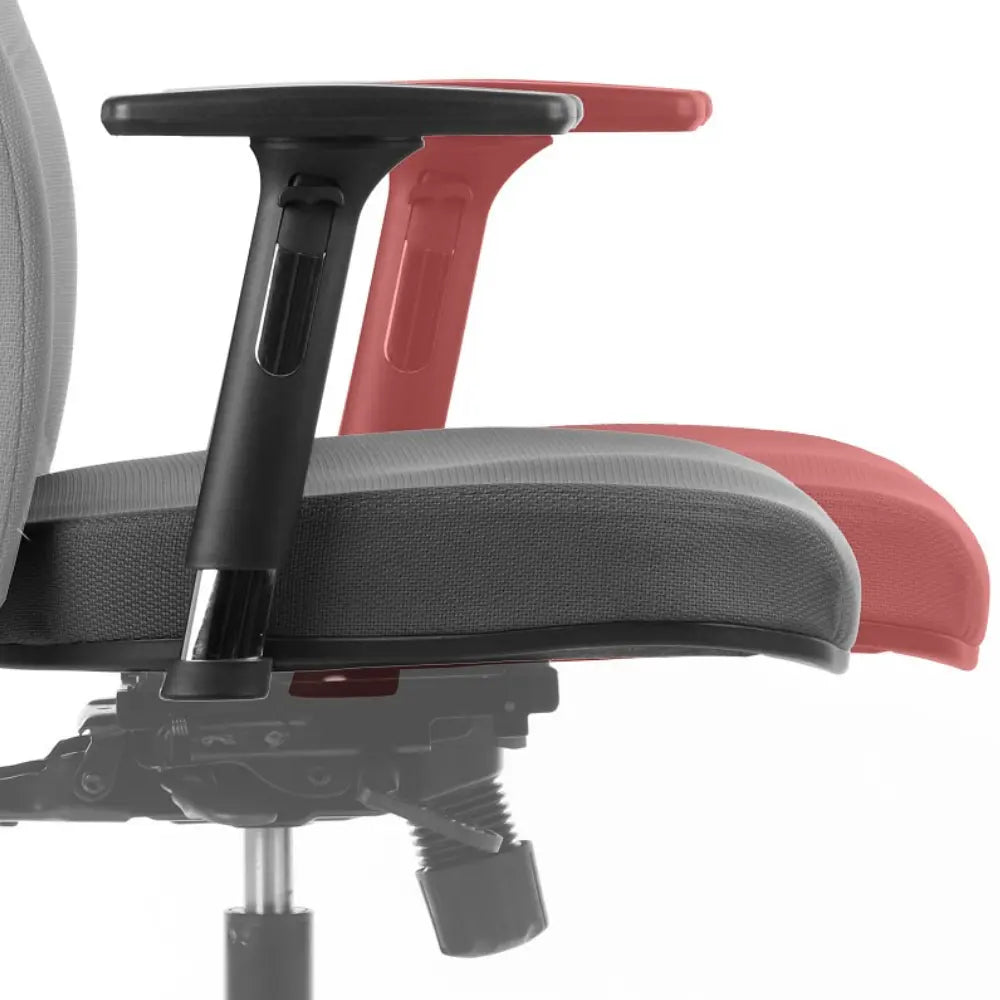 Slika prikazuje ergonomsku uredsku stolicu, točnije model Kenton. Prikazuje krupan plan naslona za ruke na stolici, s jednim naslonom za ruke u crnoj boji, a drugim u crvenoj boji, ističući moderan dizajn stolice i kontrast boja. Jastuk sjedala i mehanizam baze također su djelomično vidljivi, što ukazuje na podesive značajke za udobnost.