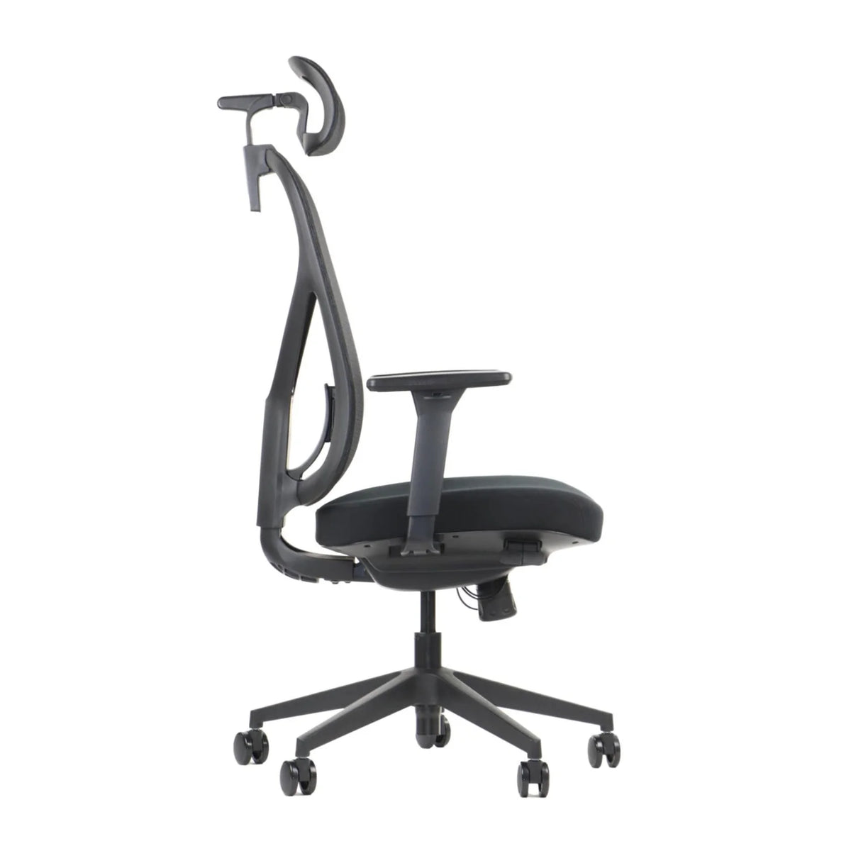 Proizvod je ergonomska uredska stolica, točnije model Larck. Slika prikazuje stolicu sa strane, ističući njezin elegantan dizajn s mrežastim naslonom za leđa, podesivim naslonima za ruke i udobnim sjedalom. Stolica je postavljena na bazu s pet točaka s kotačićima za mobilnost.
