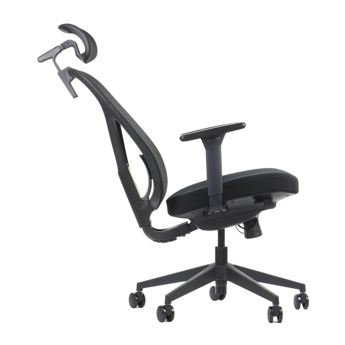 Proizvod je ergonomska uredska stolica, točnije model Larck. Slika prikazuje elegantan dizajn s mrežastim naslonom za leđa, podesivim naslonima za ruke i jastučastim sjedalom. Stolica je postavljena na bazu s pet točaka s kotačićima za mobilnost.
