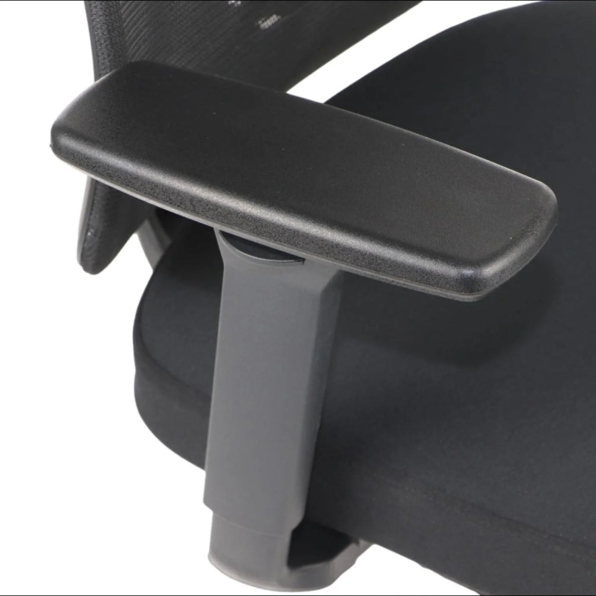 Proizvod je ergonomska uredska stolica, točnije model Larck. Slika prikazuje krupni plan naslona za ruku stolice, koji ima elegantan, crni dizajn i pričvršćen je na sivu potpornu strukturu. Cjelokupna estetika djeluje moderno i funkcionalno, prikladno za uredsku upotrebu.