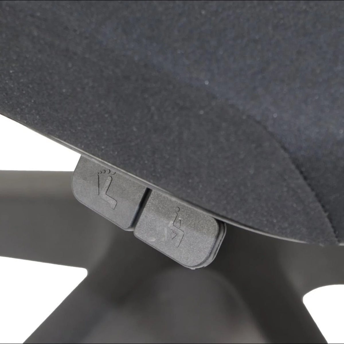 Proizvod je ergonomska uredska stolica, točnije model Larck. Slika prikazuje dva gumba za podešavanje smještena ispod stolice, dizajnirana za povećanje udobnosti i potpore tijekom sjedenja. Stolica ima elegantan dizajn s teksturiranom površinom od tkanine.