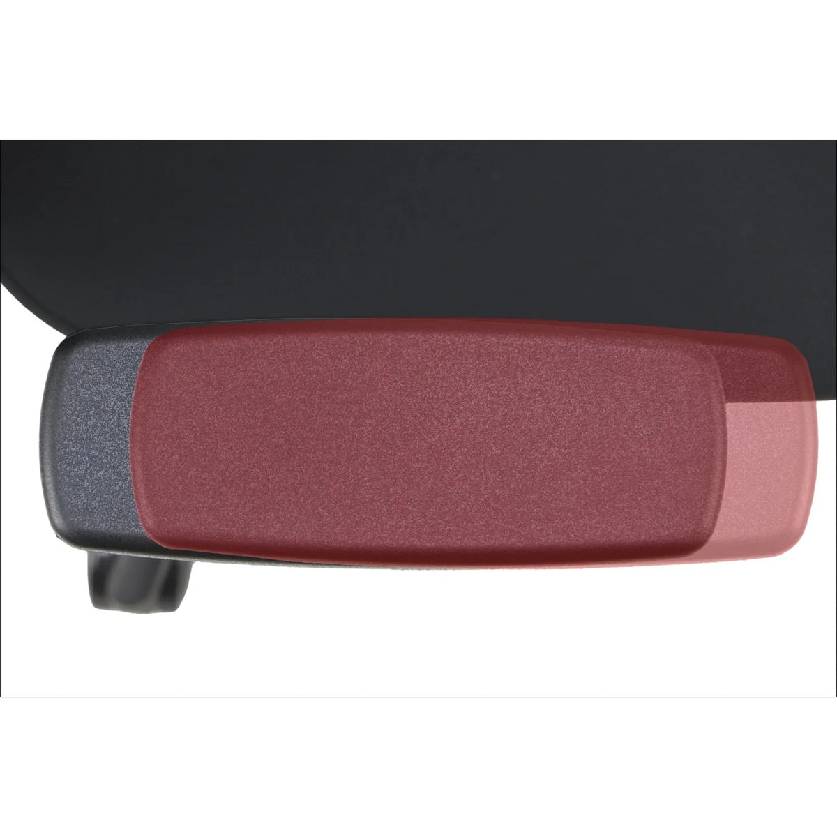 Slika prikazuje ergonomsku uredsku stolicu, točnije model Larck. Prikazuje detaljan prikaz naslona za ruke, koji ima dvobojni dizajn s tamnosivom bazom i crvenim gornjim dijelom. Tekstura se čini glatkom, što ukazuje na udobnost i potporu za korisnike.