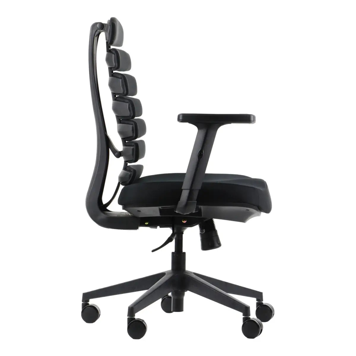 Slika prikazuje ergonomsku uredsku stolicu, točnije model "Ergonomic Chair Loop". Ima moderan dizajn s fleksibilnim naslonom za leđa koji uključuje više točaka potpore za veću udobnost. Stolica je opremljena naslonima za ruke i nalazi se na bazi s kotačićima, što je čini prikladnom za uredsku upotrebu.