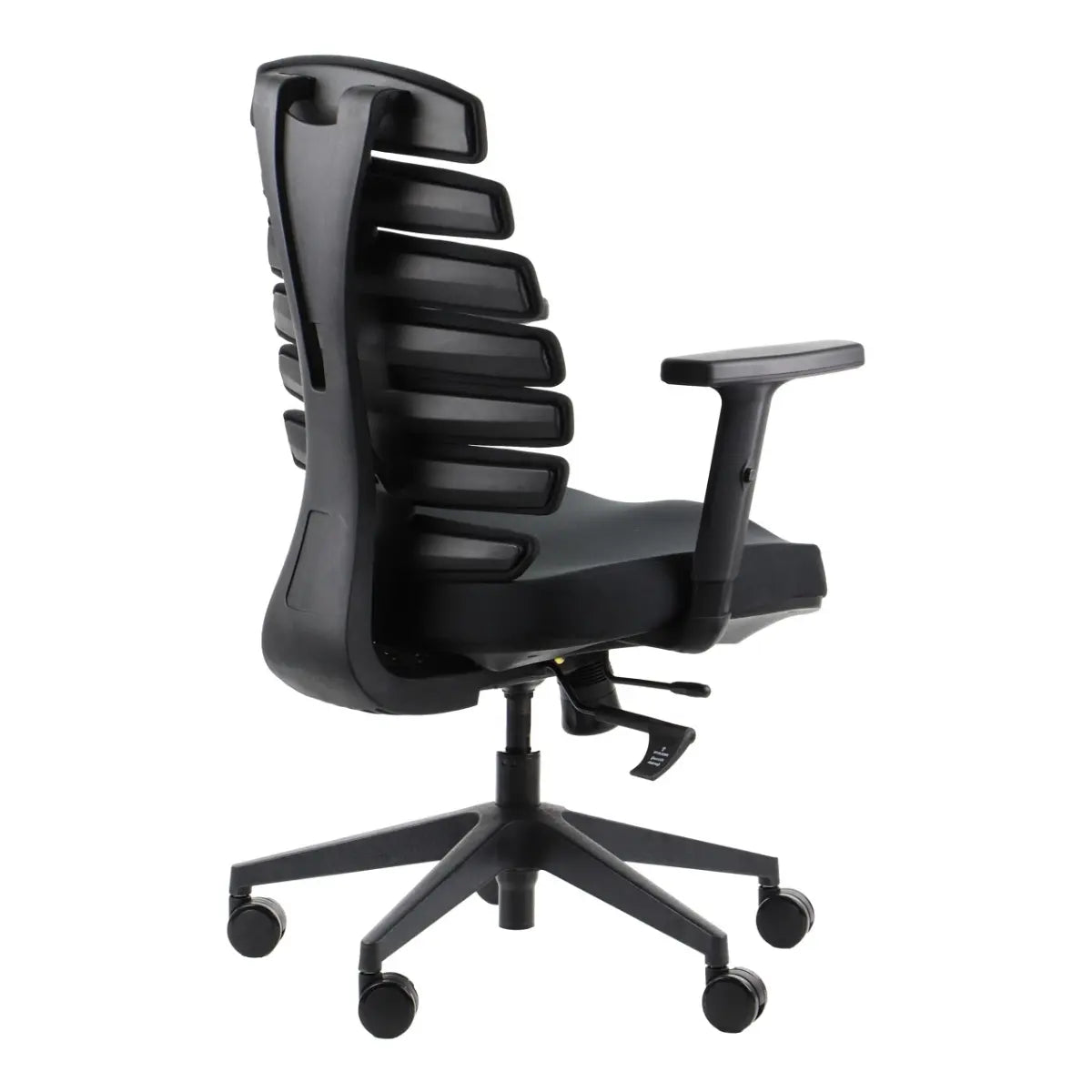 Proizvod je ergonomska uredska stolica, točnije "Ergonomic Chair Loop". Slika prikazuje elegantnu crnu stolicu s jedinstveno dizajniranim naslonom za leđa s vodoravnim letvicama za bolju potporu i protok zraka. Uključuje podesive naslone za ruke i bazu u pet zvjezdica s kotačićima za mobilnost.