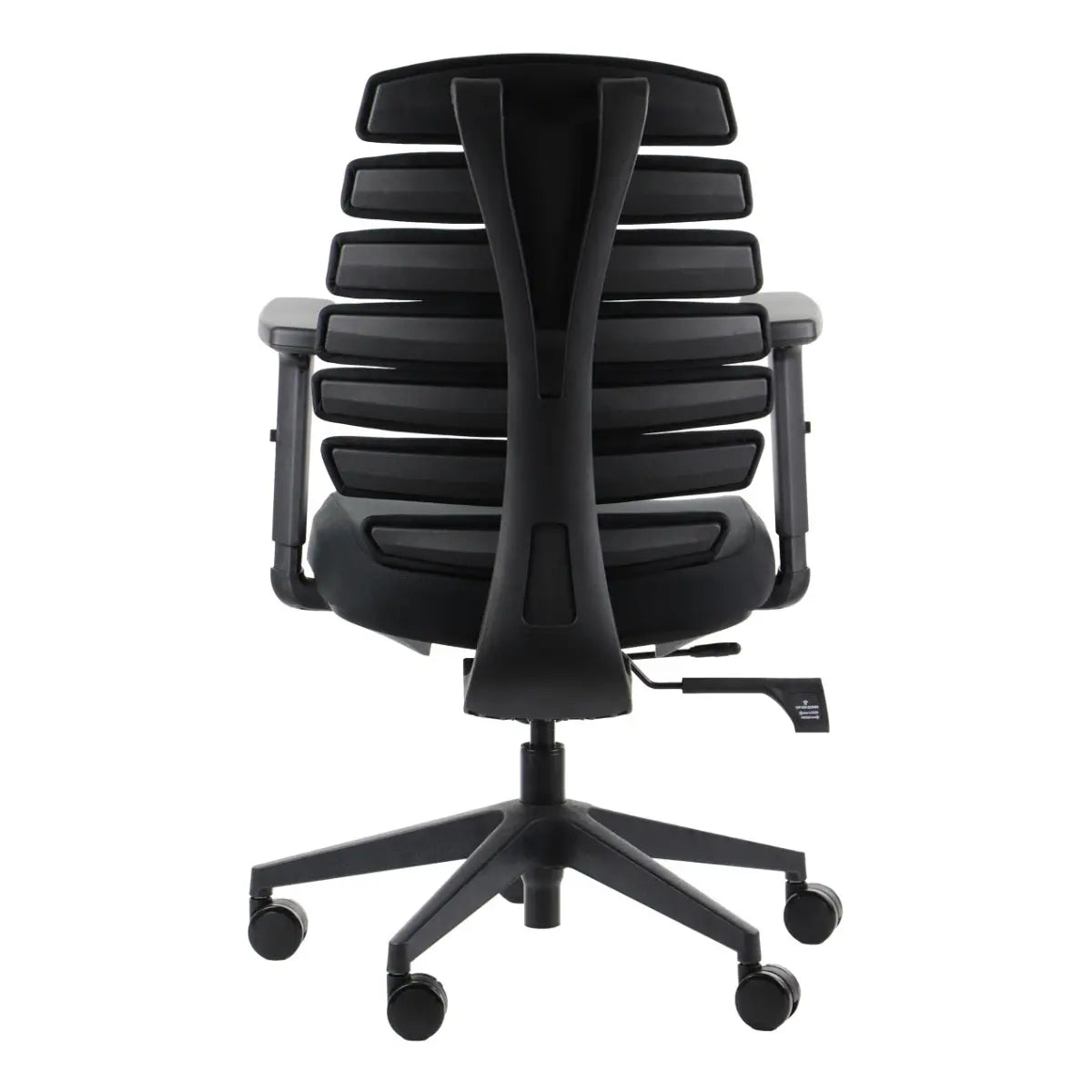 Proizvod je ergonomska uredska stolica, točnije model "Loop". Slika prikazuje stražnji pogled na stolicu, s elegantnim dizajnom s nizom vodoravnih letvica za potporu. Ima podesive naslone za ruke i bazu u pet točaka s kotačićima za mobilnost.