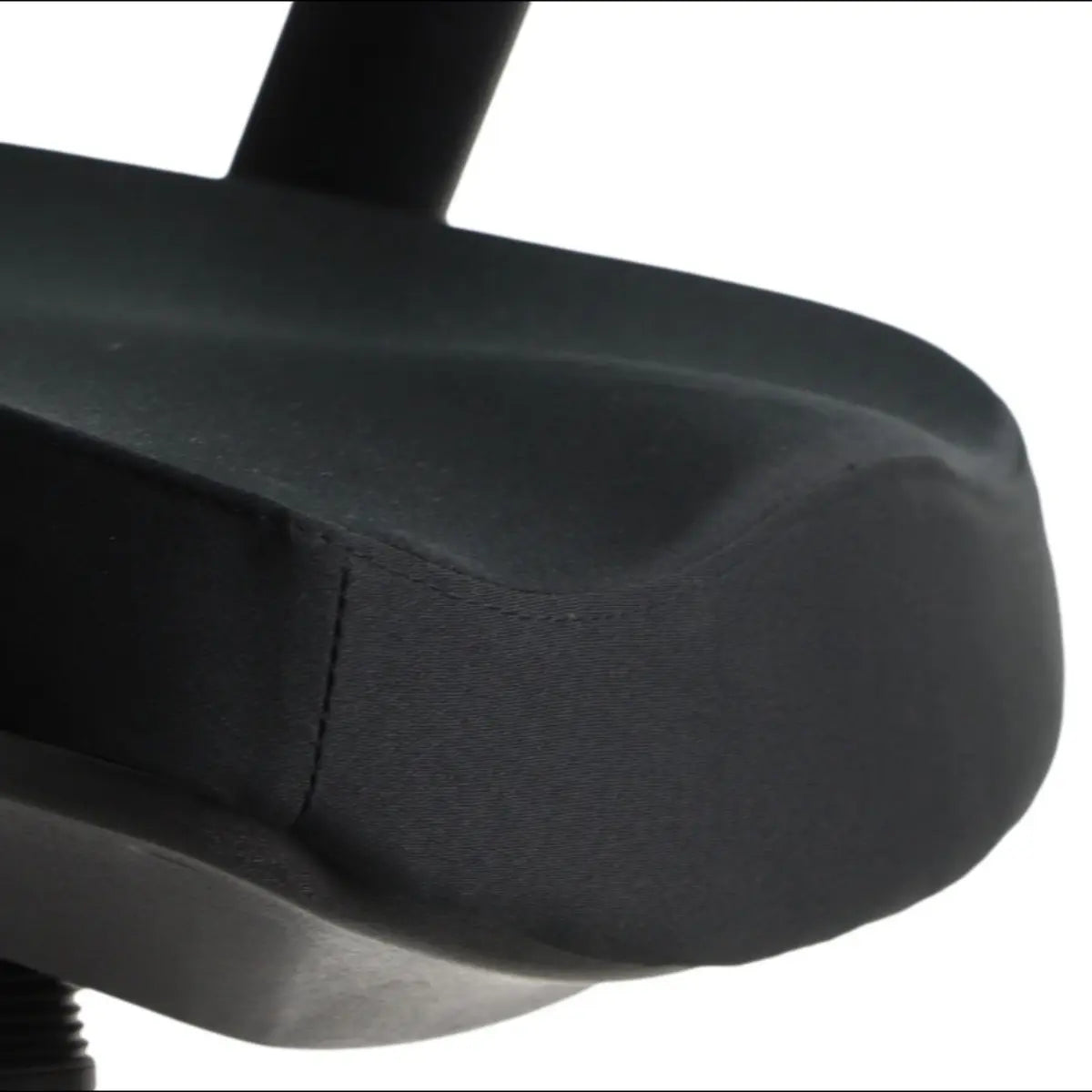 Slika prikazuje krupan plan ergonomske uredske stolice, točnije model "ergonomic-chair-loop." Odlikuje se glatkim, oblikovanim rubom sjedala dizajniranim za udobnost, s elegantnom crnom presvlakom od tkanine i čvrstom bazom, naglašavajući njezin ergonomski dizajn za bolju potporu tijekom dugotrajnog sjedenja.