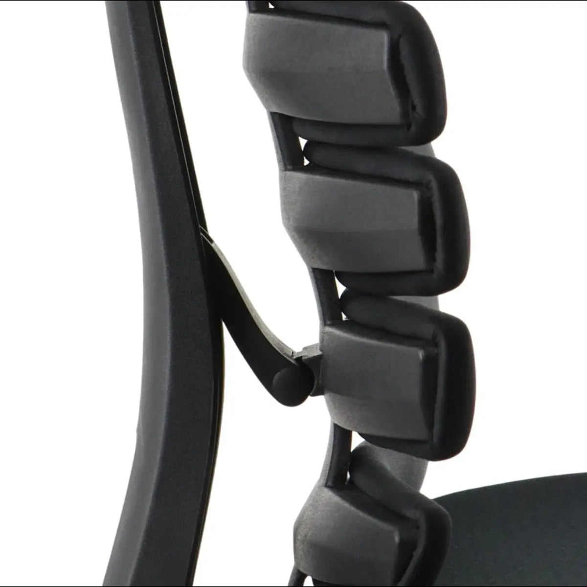 Proizvod je ergonomska uredska stolica, točnije "Ergonomic Chair Loop". Slika prikazuje krupni plan naslona za leđa stolice, ističući njezin fleksibilni sustav potpore s podstavljenim segmentima dizajniranim za udobnost i prilagodljivost. Cjelokupni dizajn naglašava ergonomsku potporu za dugotrajno sjedenje.