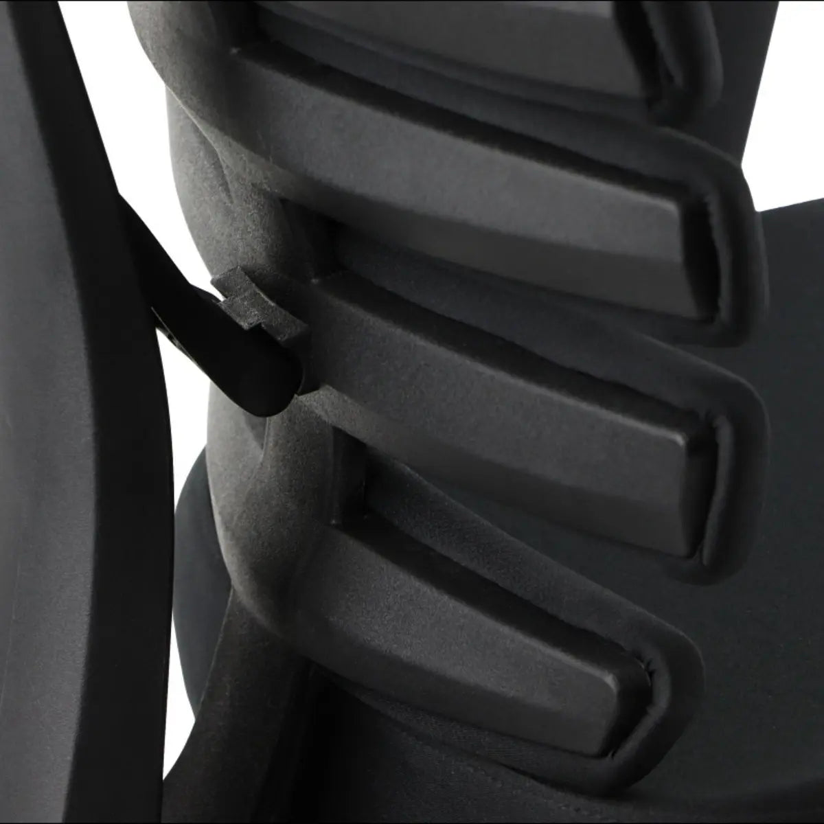 Proizvod je ergonomska uredska stolica, točnije "Ergonomic Chair Loop". Slika prikazuje krupni plan naslona za leđa stolice, ističući njezin podesivi sustav lumbalne potpore s višestrukim konturiranim dijelovima dizajniranim za udobnost i potporu. Čini se da su materijali izdržljivi i funkcionalni, naglašavajući ergonomski dizajn.