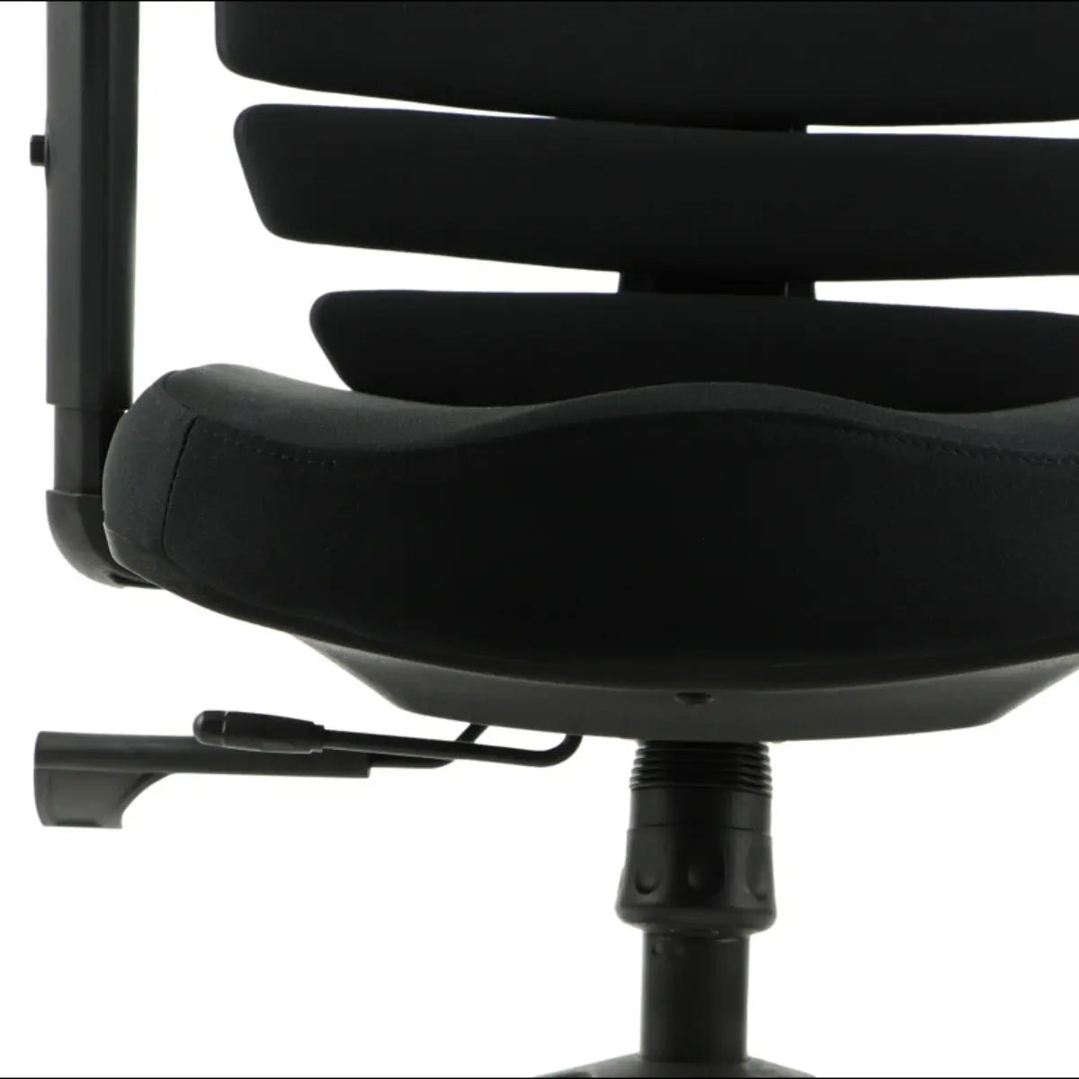 Proizvod je ergonomska uredska stolica, točnije model "ergonomic-chair-loop". Slika prikazuje krupni plan naslona i sjedala stolice, ističući oblikovani dizajn za udobnost i potporu, zajedno s polugom za podešavanje visine. Cjelokupna shema boja čini se crnom, naglašavajući elegantnu i modernu estetiku.