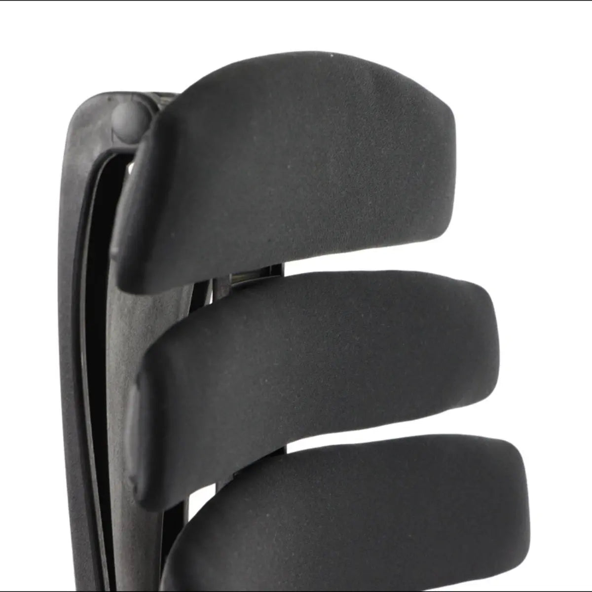 Slika prikazuje ergonomsku uredsku stolicu, točnije "Ergonomic Chair Loop." Odlikuje se dizajnom s više podstavljenih dijelova koji pružaju potporu i udobnost, vjerojatno namijenjenih za dugotrajno sjedenje. Crna boja i elegantna struktura sugeriraju modernu estetiku prikladnu za različita uredska okruženja.