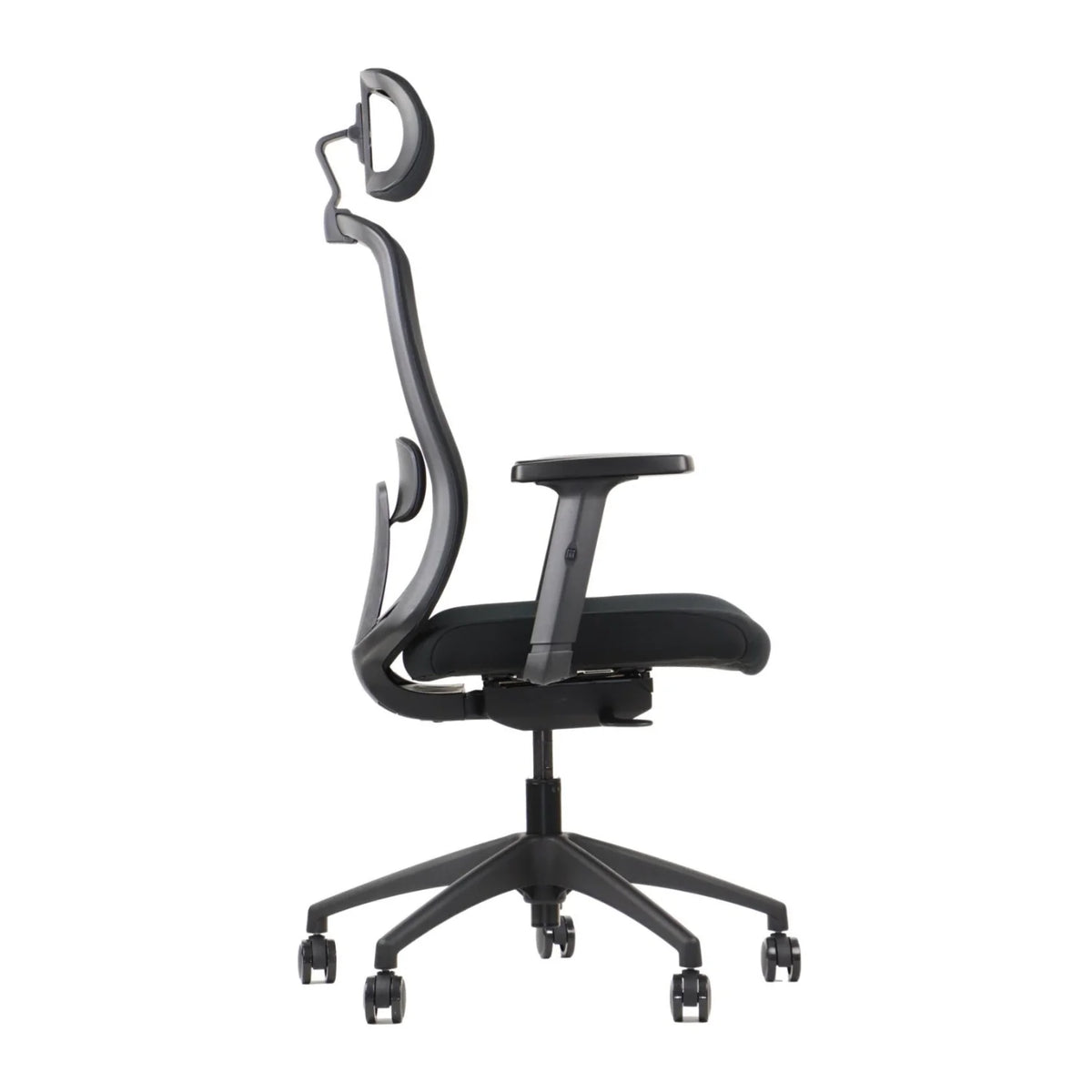 Proizvod je ergonomska uredska stolica, točnije model Morton. Slika prikazuje stolicu sa strane, ističući njezin elegantan dizajn sa zakrivljenim naslonom za leđa i podesivim naslonima za ruke. Stolica ima crni okvir i udobno sjedalo, što je čini prikladnom za duge sate korištenja.