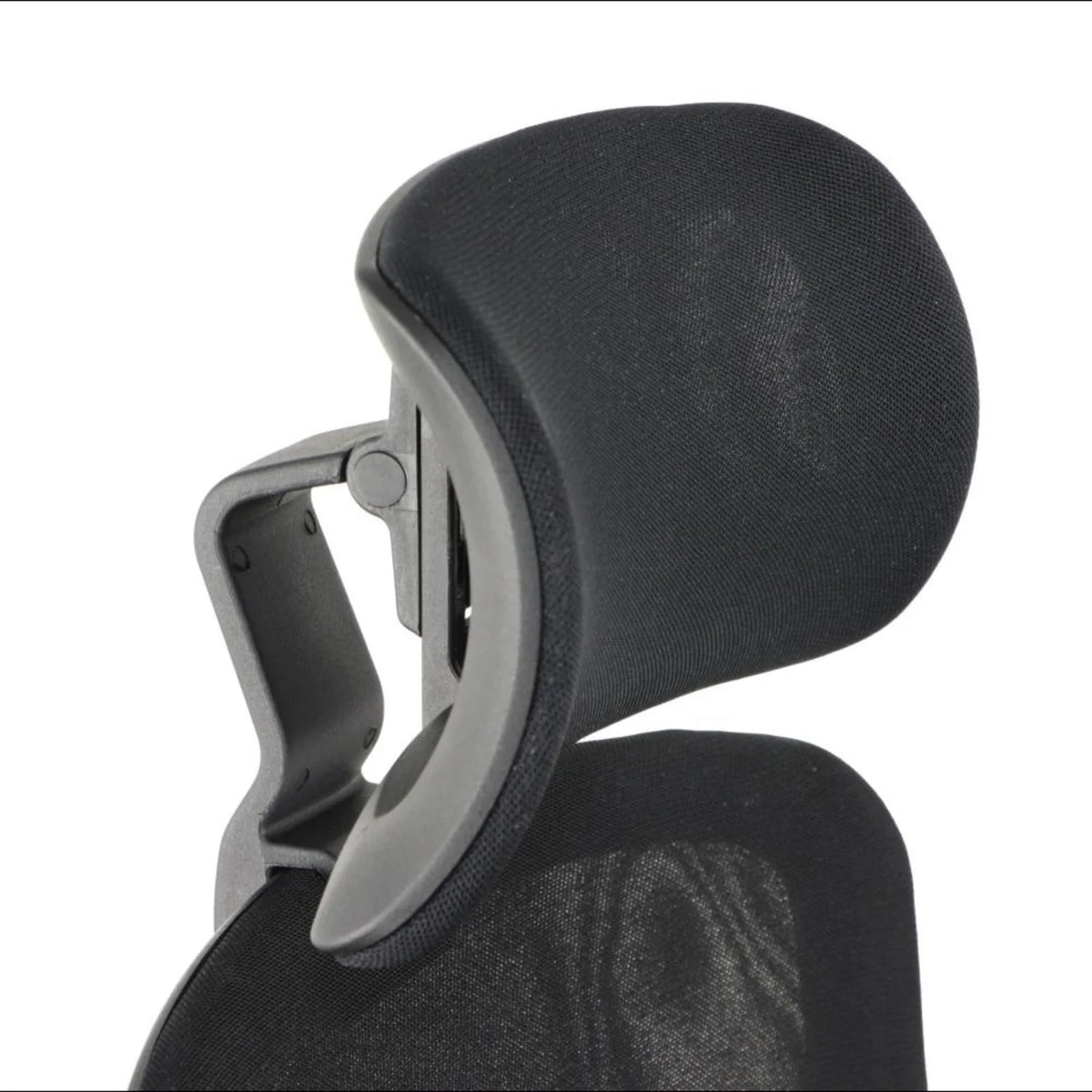 Proizvod je ergonomska uredska stolica, točnije model Morton. Slika prikazuje krupni plan naslona za glavu, koji ima elegantan dizajn s crnom presvlakom od tkanine i podesivim mehanizmom za personaliziranu udobnost. Cjelokupna estetika djeluje moderno i funkcionalno, prikladno za uredska okruženja.