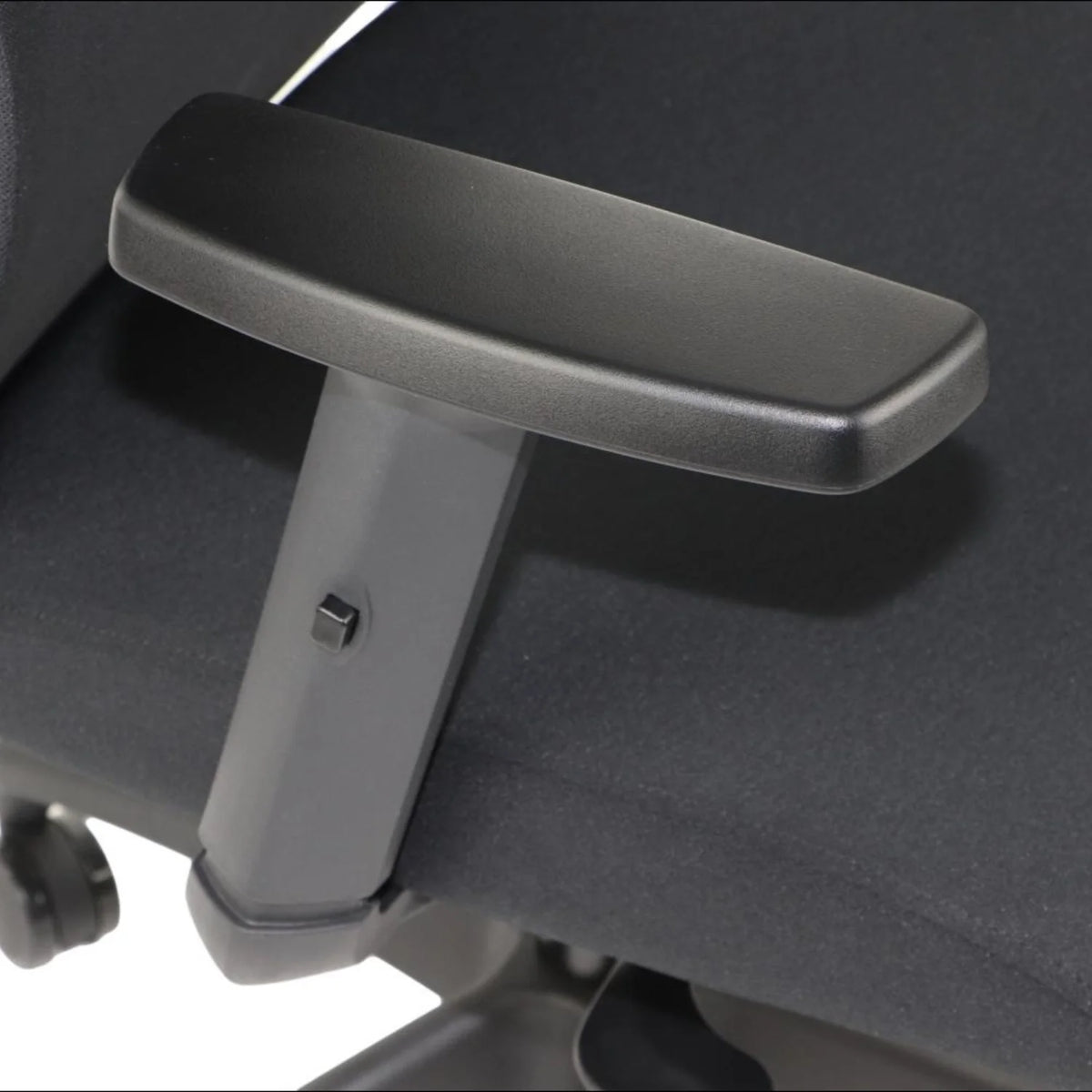 Proizvod je ergonomska uredska stolica, točnije model Morton. Slika prikazuje krupni plan naslona za ruke stolice, koji ima elegantan crni dizajn i čvrstu potpornu strukturu. Tkanina stolice čini se tamne boje, pružajući moderan i profesionalan izgled.